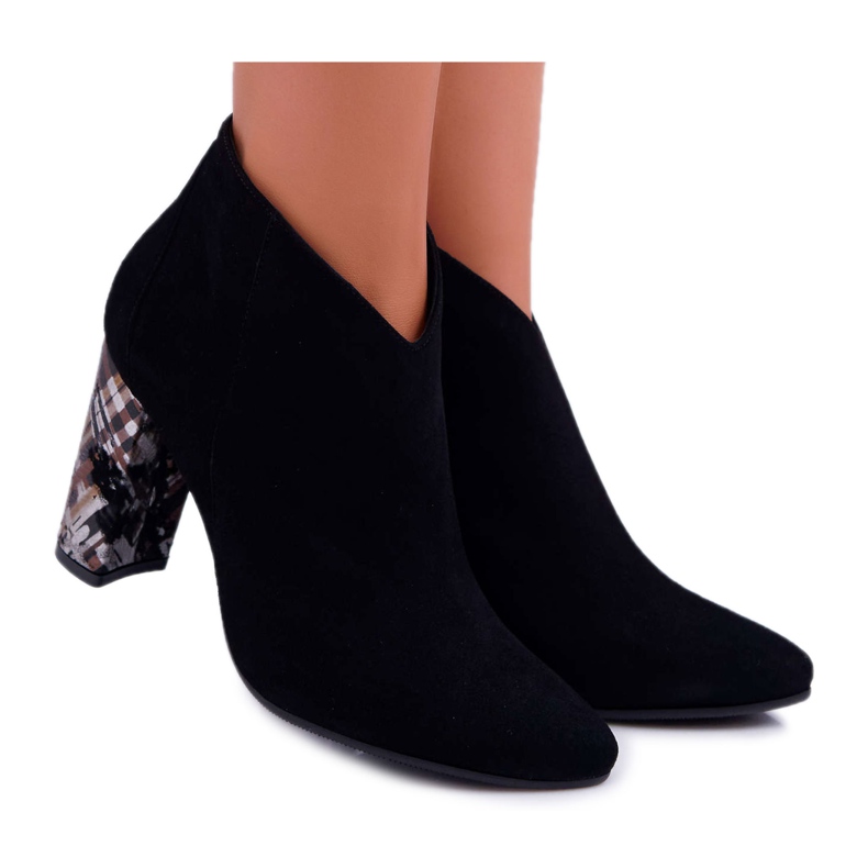 Svarta eleganta mocka stövlar på en pola Laura Messi 2047