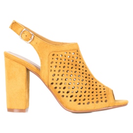 Weide Openwork sandaler på en bar gul