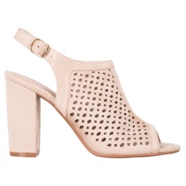 Weide Openwork sandaler på en bar brun