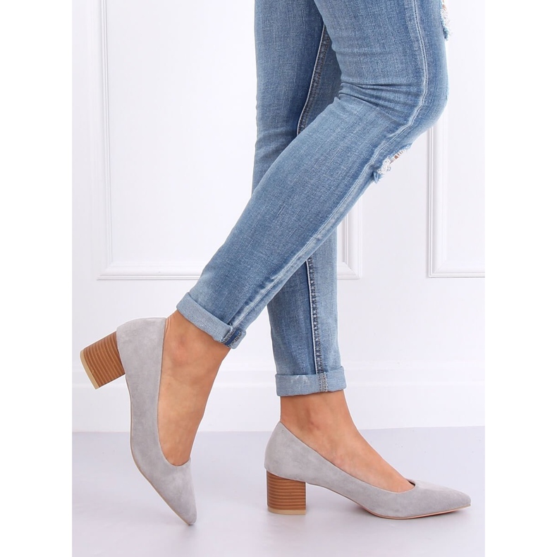 Skor på en träklack grå CL75P Grå