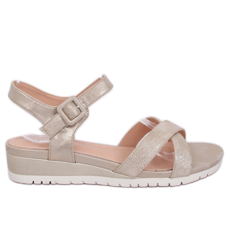 Sandaler på en låg kilklack guld NS115P LT.GOLD gyllene