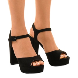 Svarta sandaler på en stolpe mocka AT-0660-L