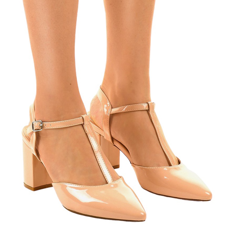 Beige pumpar på stolpen D85-17