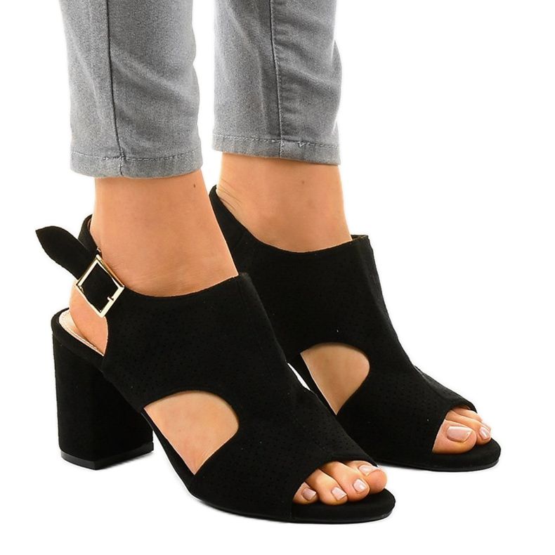 Svarta sandaler med snitt 99-33A