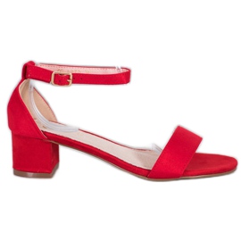 Small Swan Röda sandaler på en bar