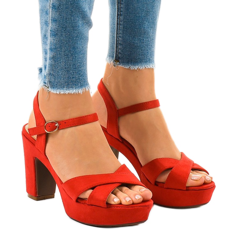 Röda sandaler på stolpen JC15017