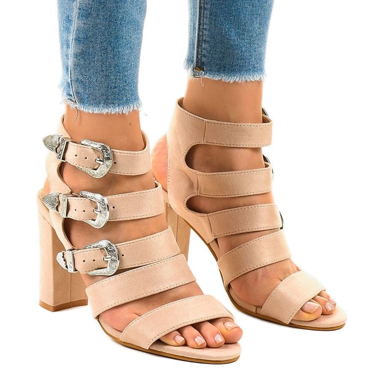 Beige sandaler på en stolpe med 8022 spännen