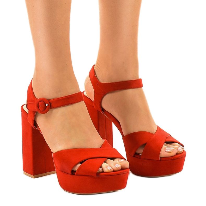 Röda sandaler på stolpen av ekologisk mocka 63-202