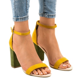 Gula och gröna sandaler på en stolpe med ett spänne 0280-135