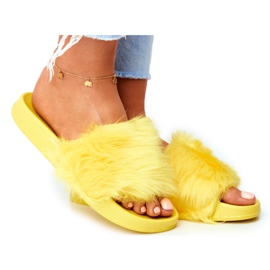 Dam tofflor med päls gul päls