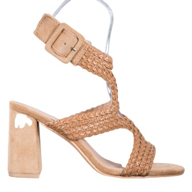 SHELOVET Flätade sandaler på en bar brun