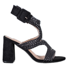 SHELOVET Flätade sandaler på en bar svart