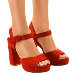 Röda sandaler på en stolpe mocka 77-102