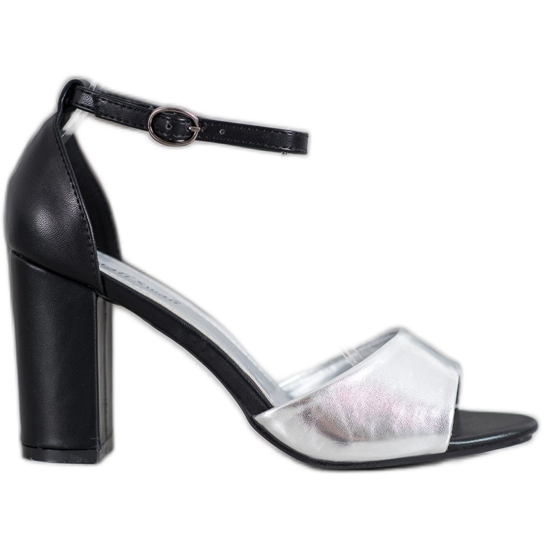 Small Swan Klassiska sandaler på en bar svart grå