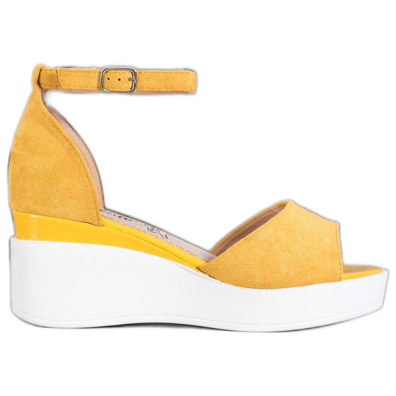 Weide Mockasandaler på en vit kil gul