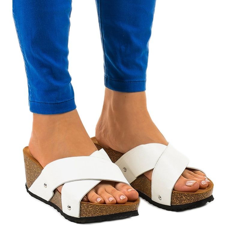 Vita sandaler på en kilklack GU53 tofflor