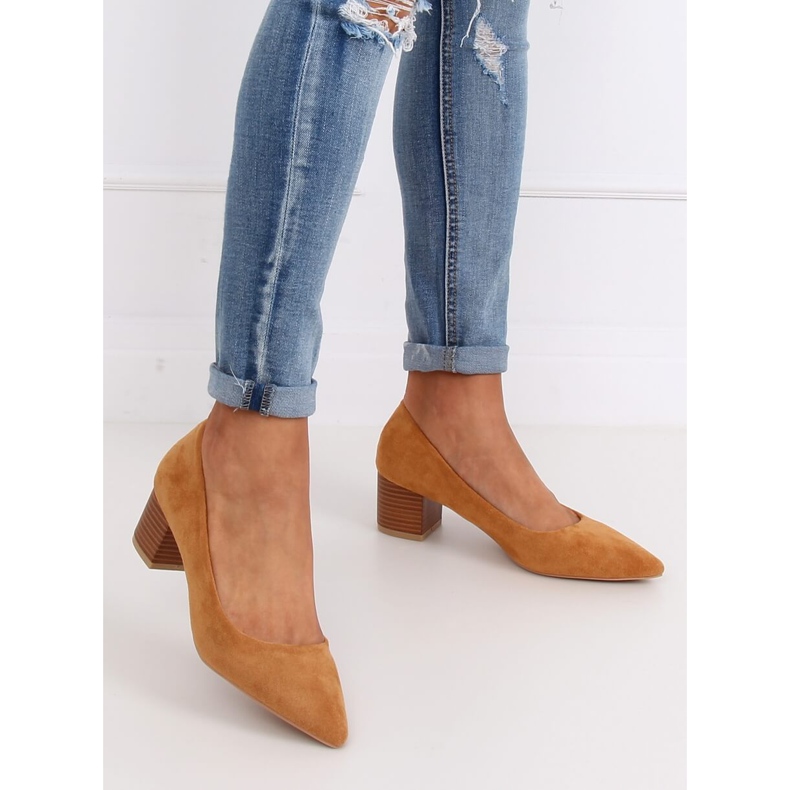 Pumpar på en träklack kamel CL75P Camel brun