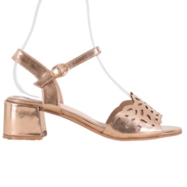 Kylie Sandaler med ekoläder på en bar gul