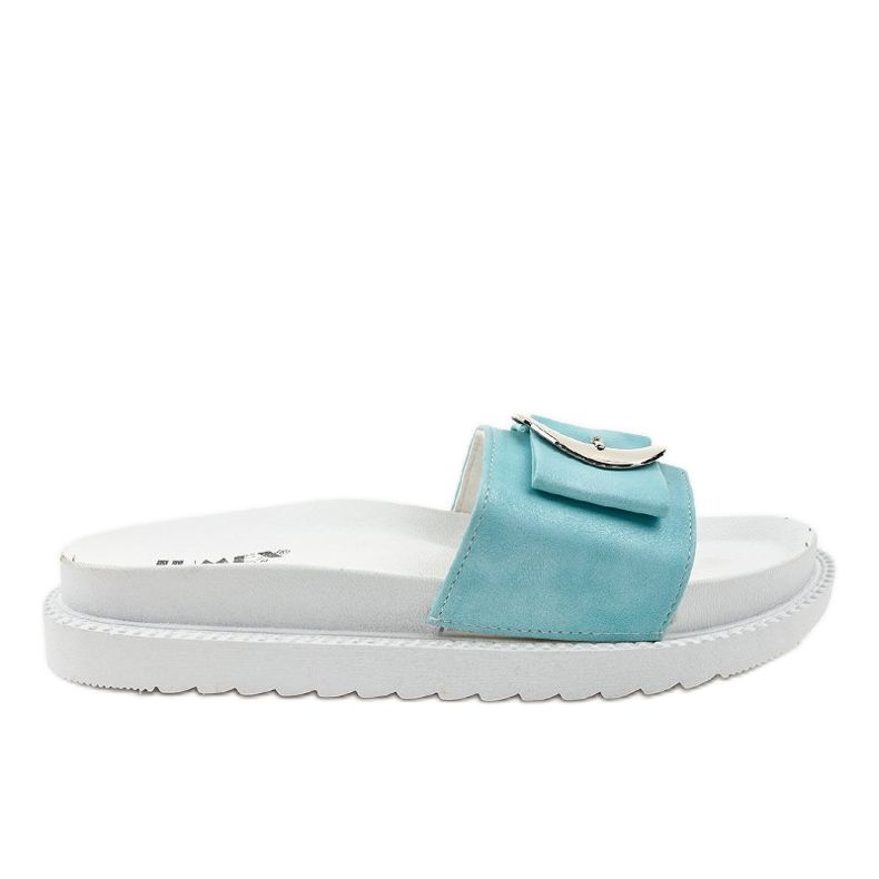 Vita och blå tofflor med ett YQ10067 -spänne