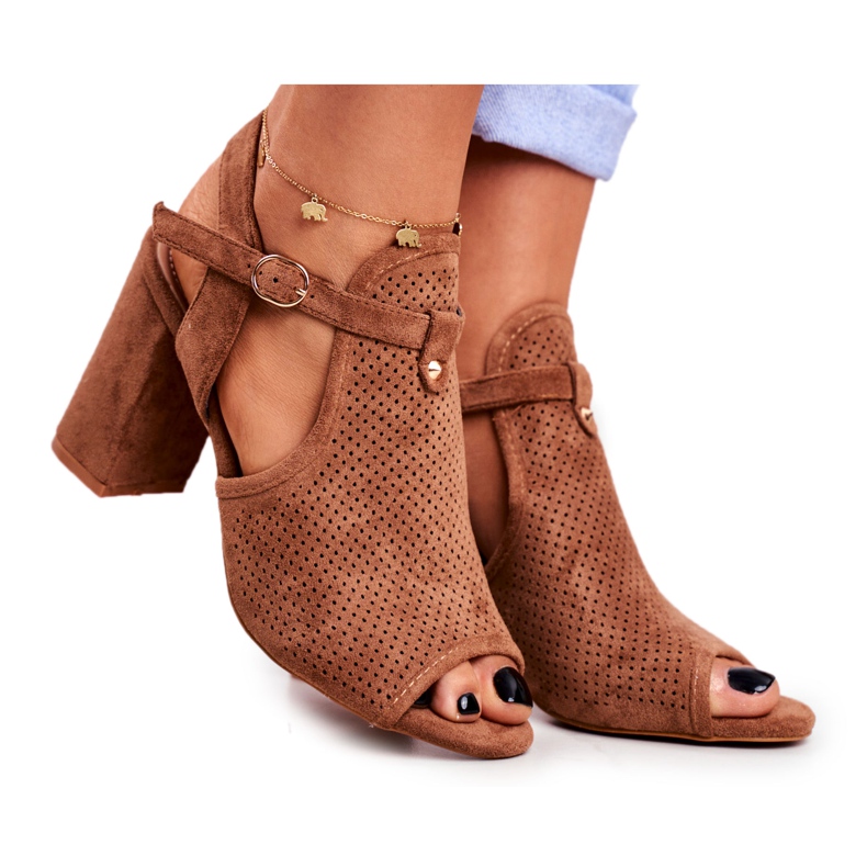 BUGO Kvinnors sandaler på en klack öppnad brun Kira