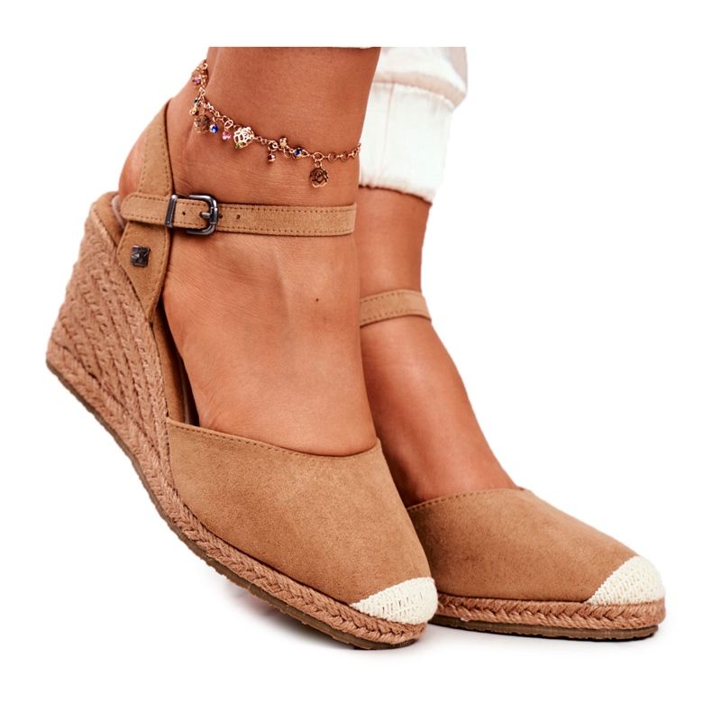 Kvinnors sandaler på en flätad kil Big Star ljusbrun DD274A169