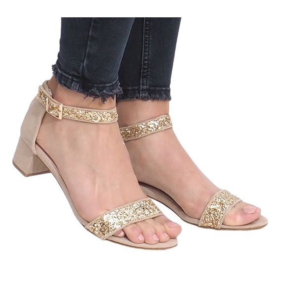 Guldsandaler på ett Montana -inlägg gyllene