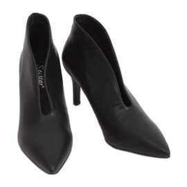 Svarta skor på en svart NS126P Svart nål