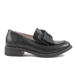 Svarta slip-on skor med en RS-WED2 rosett