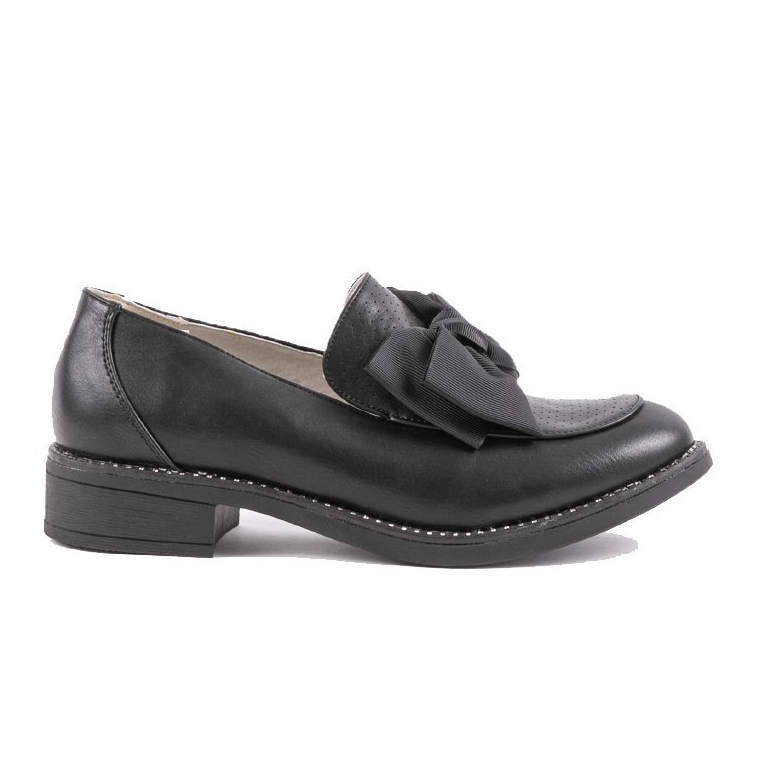Svarta slip-on skor med en RS-WED2 rosett