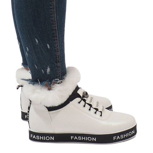 Vita isolerade pälsmockor i mocka NB252P-1