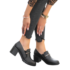 Svarta damskor på stolpen C17-6113