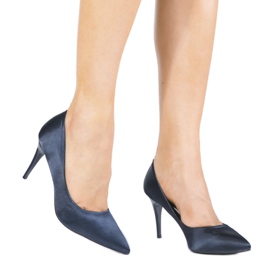 Marinblå pumpar på en LEI-160 häl