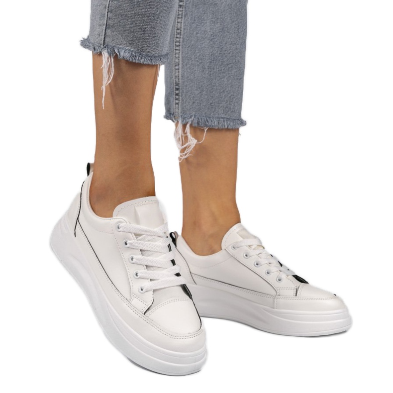 Vita sneakers på en högre R50 -sula svart