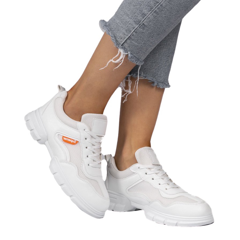 Vita trendiga sportskor C051