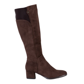 Goodin Bruna stövlar på en låg stolpe