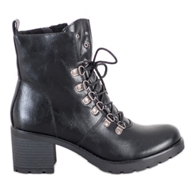 Arbetare på VINCEZA -inlägget svart