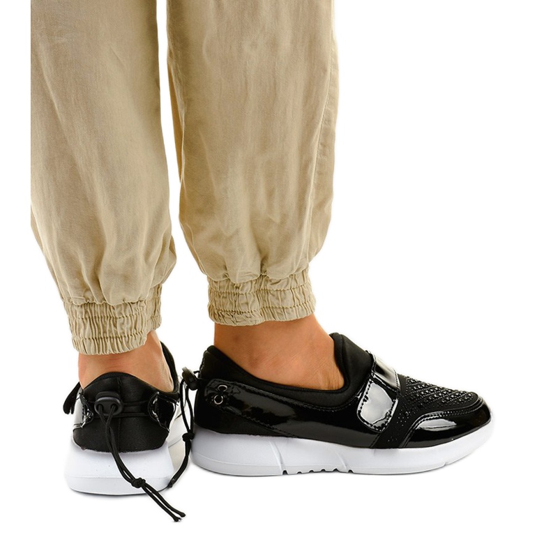 Svartvita slip-on sportskor B120-1