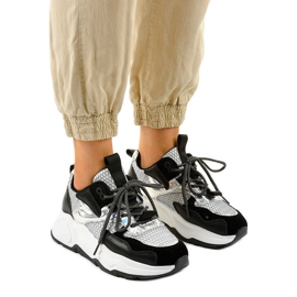 Vita sportskor med svarta skär RAL-63