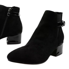 Svarta stövlar med en liten stolpe från Brizaris