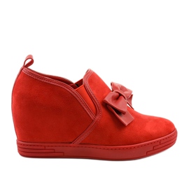 Röda sneakers med en Tifi -rosett