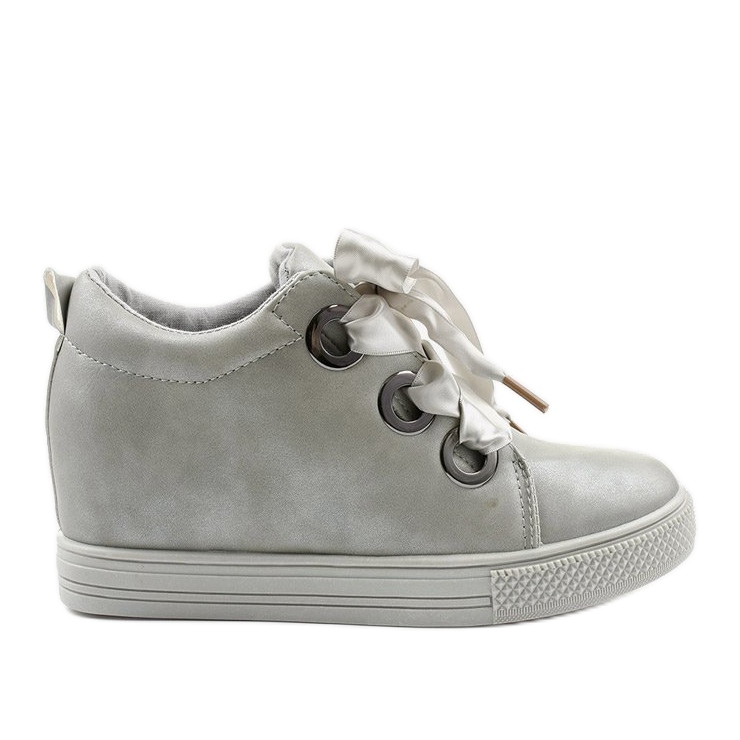 Grå sneakers på en Sherene -bandkil