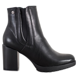 Weide Bekväma stövlar på en stolpe svart