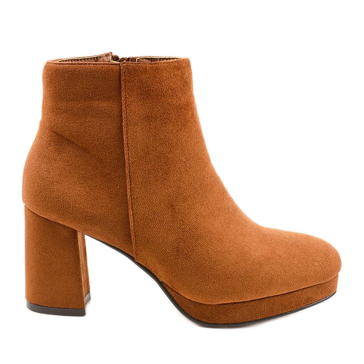 Bruna stövlar i mocka på Mahoganis -stolpen gul