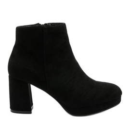 Svarta stövletter i mocka på Mahoganis -stolpen