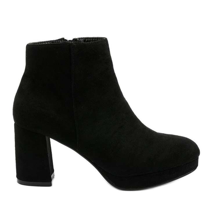 Svarta stövletter i mocka på Mahoganis -stolpen