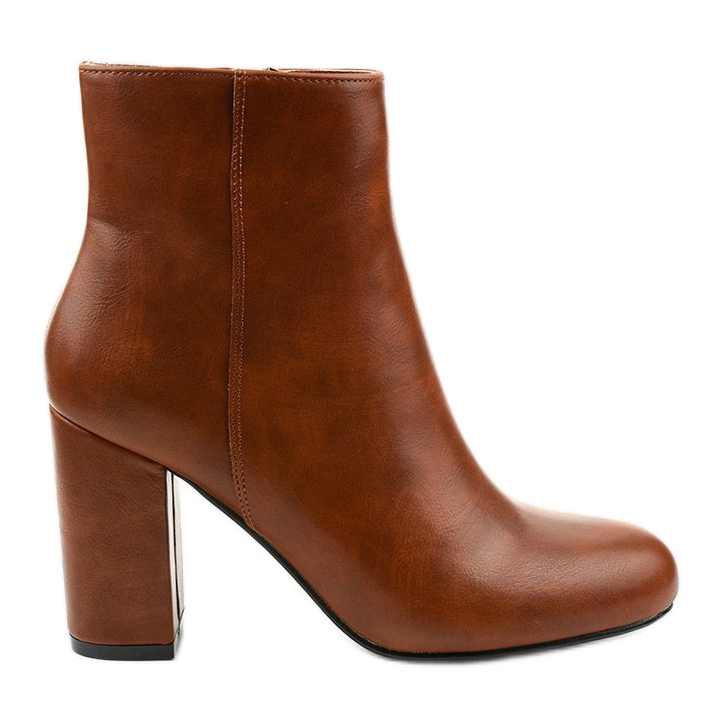 Bruna stövlar på en stolpe gjord av Gawler ekoläder