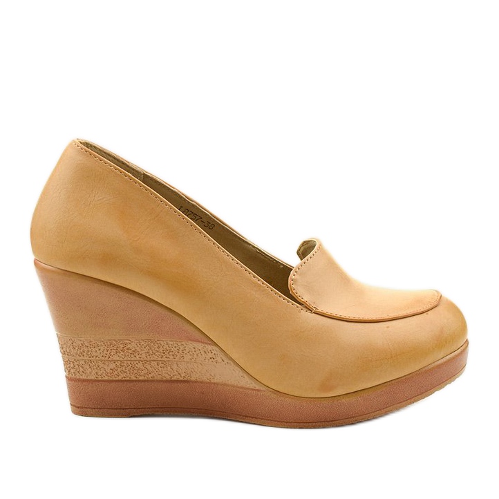 Beige pumps på Cofton -kilklacken