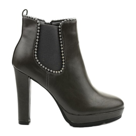 Grå stövlar på stolpen med dragkedja och cirkuselastik