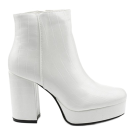 Vita stövlar på stolpen Usinaya