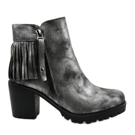 Grå stövlar på Amar -stolpen